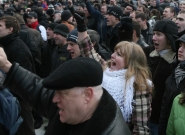 Митингующие провоцируют драки с правоохранителями