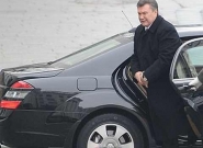 Янукович проехал мимо протестующих, проигнорировав их слова