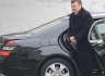 Янукович проехал мимо протестующих, проигнорировав их слова